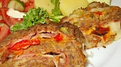 Mozaiková  sekaná,  plněná mozzarellou a anglickou slaninou