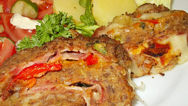 Mozaiková  sekaná,  plněná mozzarellou a anglickou slaninou