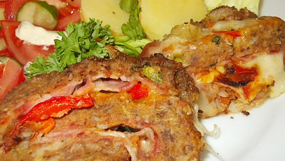 Mozaiková  sekaná,  plněná mozzarellou a anglickou slaninou
