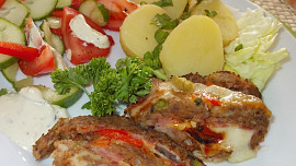 Mozaiková  sekaná,  plněná mozzarellou a anglickou slaninou