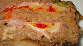 Mozaiková  sekaná,  plněná mozzarellou a anglickou slaninou