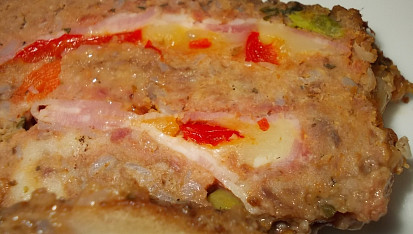 Mozaiková  sekaná,  plněná mozzarellou a anglickou slaninou