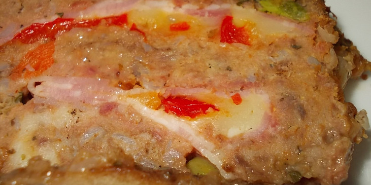 Mozaiková  sekaná,  plněná mozzarellou a anglickou slaninou