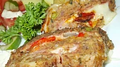 Mozaiková  sekaná,  plněná mozzarellou a anglickou slaninou