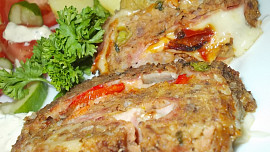 Mozaiková  sekaná,  plněná mozzarellou a anglickou slaninou