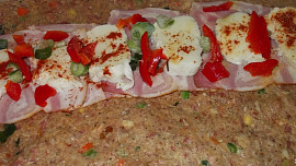 Mozaiková  sekaná,  plněná mozzarellou a anglickou slaninou
