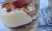 Nektarinkový pohár s oříškovou granolou