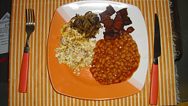 Víkendová snídaně R-o-m-i-k - vejce, slanina, fazole, cibule