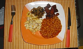 Víkendová snídaně R-o-m-i-k - vejce, slanina, fazole, cibule