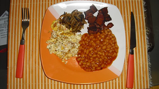 Víkendová snídaně R-o-m-i-k - vejce, slanina, fazole, cibule