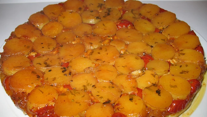 Obrácený koláč z malých brambor, cherry rajčat a sýru Brie