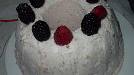 Letní osvěžující pochoutka s ovocem