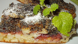 Švestkový koláč s mákem a ořechy