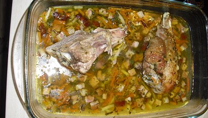 Pečená krůta s pečenými brambory a dušenou zeleninou