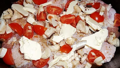 Pečená krůtí křídla se žampiony a cherry rajčátky, přikryjeme a dáme do trouby péct...
