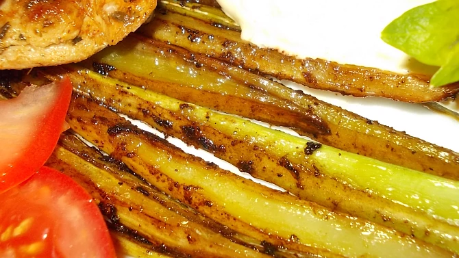Pečený řapíkatý celer s kuřecím stehnem a sýrovou omáčkou