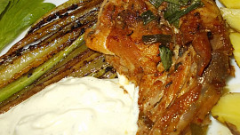 Pečený řapíkatý celer s kuřecím stehnem a sýrovou omáčkou