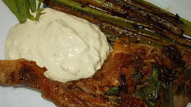 Pečený řapíkatý celer s kuřecím stehnem a sýrovou omáčkou