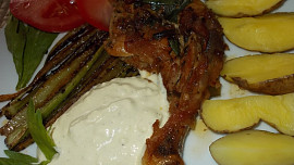 Pečený řapíkatý celer s kuřecím stehnem a sýrovou omáčkou