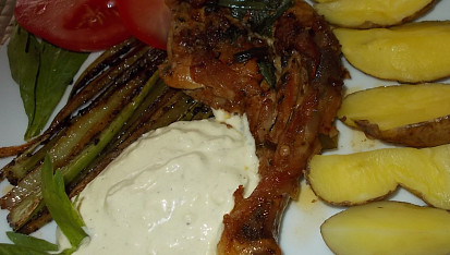 Pečený řapíkatý celer s kuřecím stehnem a sýrovou omáčkou