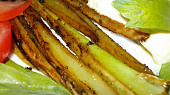 Pečený řapíkatý celer s kuřecím stehnem a sýrovou omáčkou