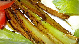 Pečený řapíkatý celer s kuřecím stehnem a sýrovou omáčkou