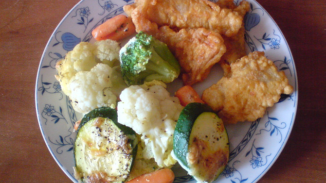 Pikantní rybí kousky se zapečenou zeleninou