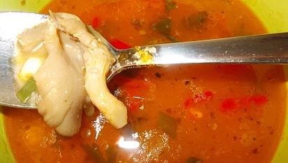 Polévka z hlívy ústřičné, chilli papriček a řapíkatého celeru