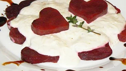 „Romantická večeře ve dvou“: Srdíčka z červené řepy
