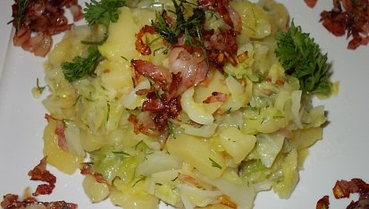 Kapustovo- bramborový salát se slaninou a koprem