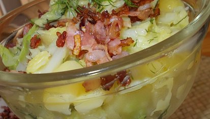 Kapustovo- bramborový salát se slaninou a koprem