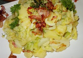 Kapustovo- bramborový salát se slaninou a koprem