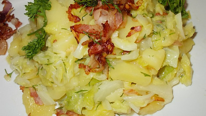 Kapustovo- bramborový salát se slaninou a koprem