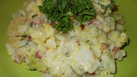 Kapustovo- bramborový salát se slaninou a koprem