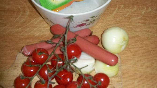 Salát s rajčaty, cibulí a párky, Suroviny