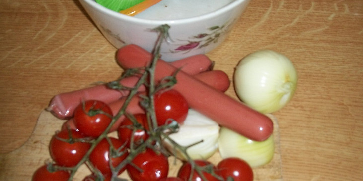 Salát s rajčaty, cibulí a párky (Suroviny)