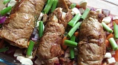 Seitanová roláda s vůní tymiánu, Osmahnuté roládky dáme do pekáčku se zeleninou