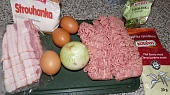 Sekaná plněná Nivou a smaženými vejci na slanině