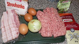 Sekaná plněná Nivou a smaženými vejci na slanině