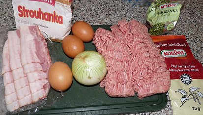Sekaná plněná Nivou a smaženými vejci na slanině