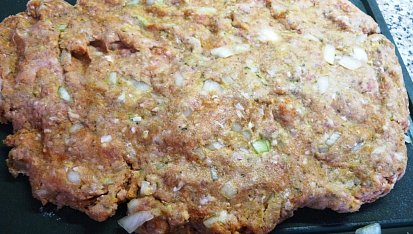 Sekaná plněná Nivou a smaženými vejci na slanině, Placka
