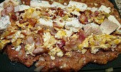 Sekaná plněná Nivou a smaženými vejci na slanině (položení směsi na placku)