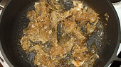 Sekaná zapečená v listovém těstě, karamelizovaná cibule
