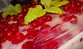 Smetanovo-tvarohový dort s rybízem a meruňkami