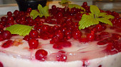 Smetanovo-tvarohový dort s rybízem a meruňkami