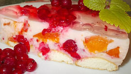 Smetanovo-tvarohový dort s rybízem a meruňkami