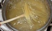 Špagety zapečené s lečem a sýrem, špagety uvaříme v osolené vodě