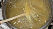 Špagety zapečené s lečem a sýrem, špagety uvaříme v osolené vodě