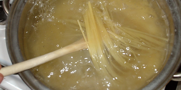 špagety uvaříme v osolené vodě