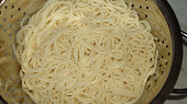 Špagety zapečené s lečem a sýrem, uvařené špagety na méně než na skus scedíme